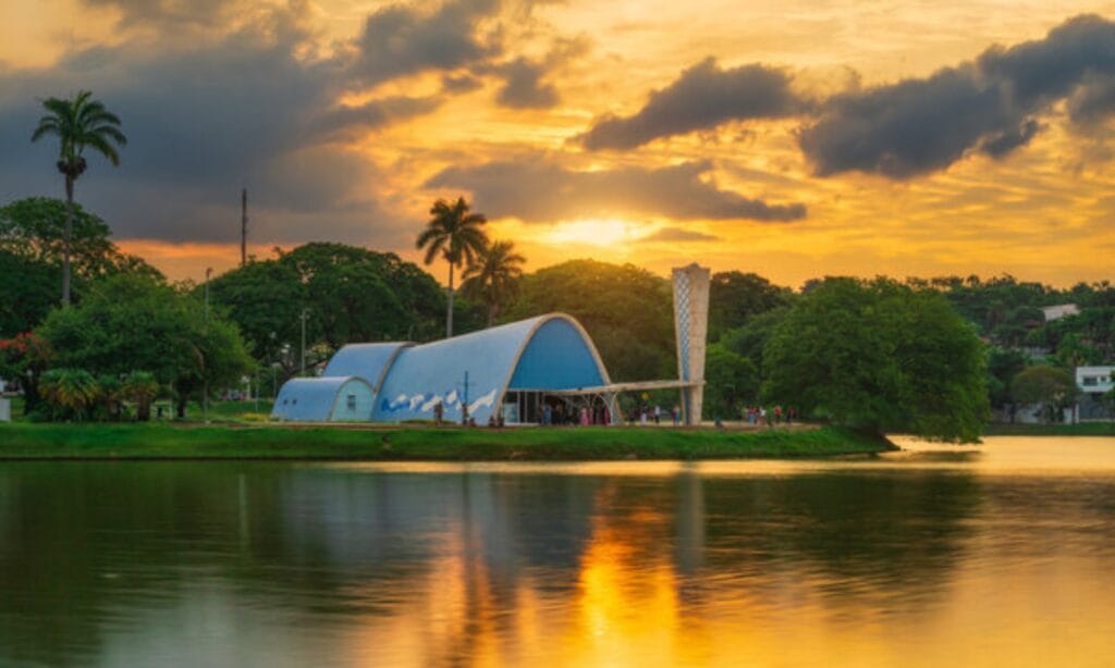 Foto da igrejinha da pampulha em belo horizonte, sugerindo que pessoas de outras cidades podem presentear em belo horizonte com a Alecrim BH