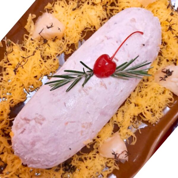 Antepasto artesanal Melba da Alecrim, feito com cream cheese e frango defumado, moldado em formato oval sobre fios de ovos e abacaxi. A iguaria é decorada com uma cereja e ramo de alecrim, representando a gastronomia autoral e sofisticada para eventos e festas em Belo Horizonte.linha iguarias alecrim