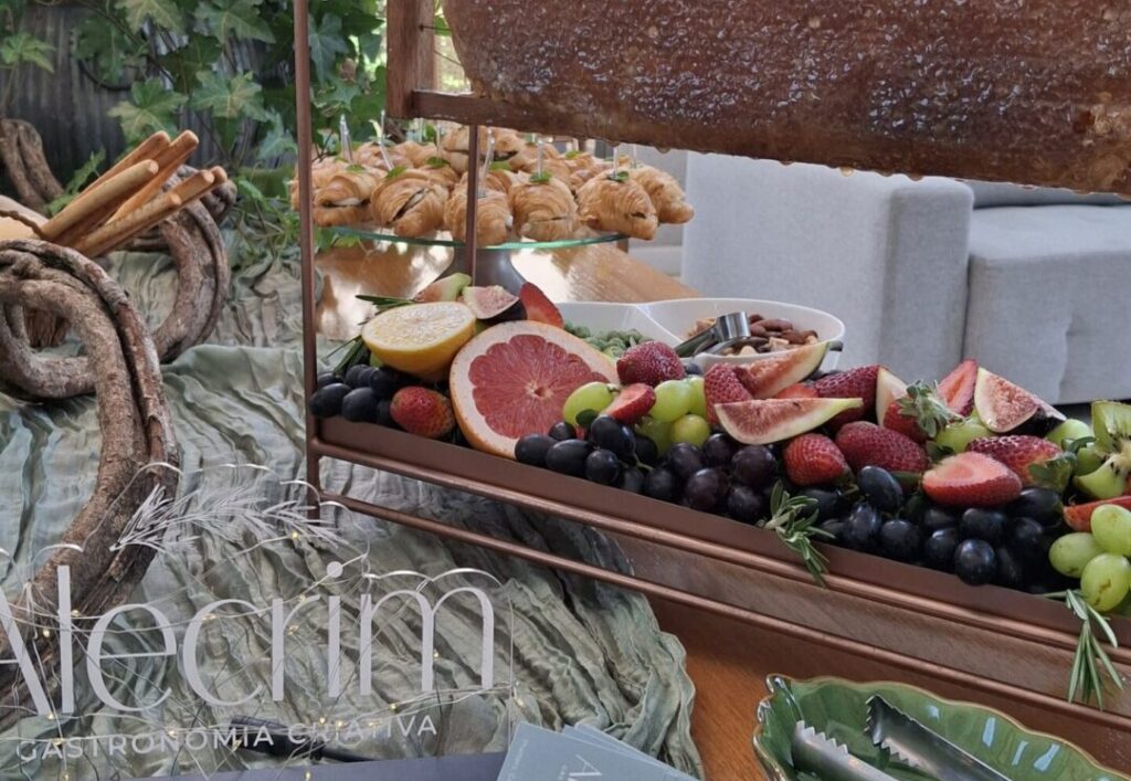 Mesa posta para celebração privada com gastronomia artesanal e estética acolhedora