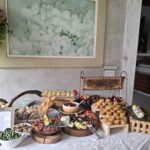 mesa de iguarias com frutas, finger foods, antepastos gourmet da Alecrim em BH