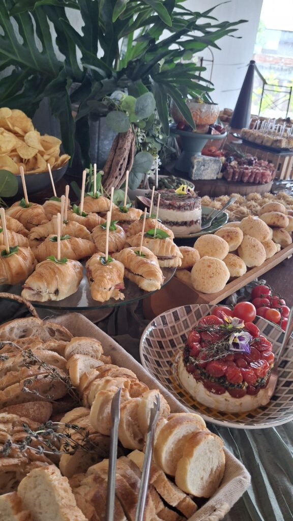 Detalhe de finger foods artesanais servidos em evento intimista em Belo Horizonte