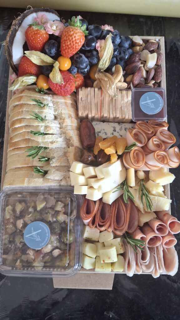 Platter Alecrim compondo mesa de recepção afetiva