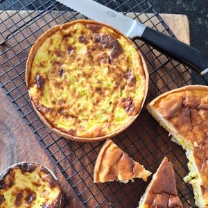 Quiches artesanais salgadas da Alecrim BH nos sabores alho-poró, bacon com damasco e lorraine