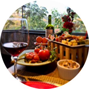 A arte de receber com leveza: nossa linha de iguarias e antepastos leva a sofisticação de um evento intimista para a sua mesa. Desfrute da conveniência de uma curadoria impecável, onde cada sabor foi escolhido para celebrar o cotidiano com requinte. É a alta gastronomia da Alecrim pronta para ser servida, permitindo que você se ocupe apenas com o que importa: os seus convidados.