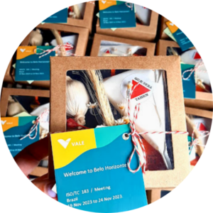 Mimos corporativos em caixas personalizadas com a marca Vale e mensagem de boas-vindas a Belo Horizonte. O kit inclui iguarias locais e detalhes rústicos como ramos de trigo, oferecendo uma solução elegante e profissional para empresas que desejam encantar parceiros com identidade mineira.