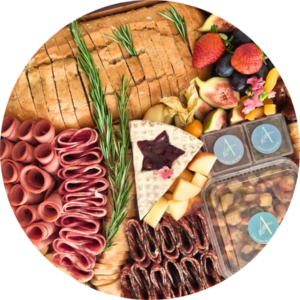 Tábua de frios artesanal com pães italianos, queijo brie com geleia de figo, salames e frutas frescas como morangos e figos. A composição artística da Alecrim Gastronomia Criativa destaca o frescor dos ingredientes e o olhar estético, sendo ideal para eventos intimistas e celebrações em Belo Horizonte.