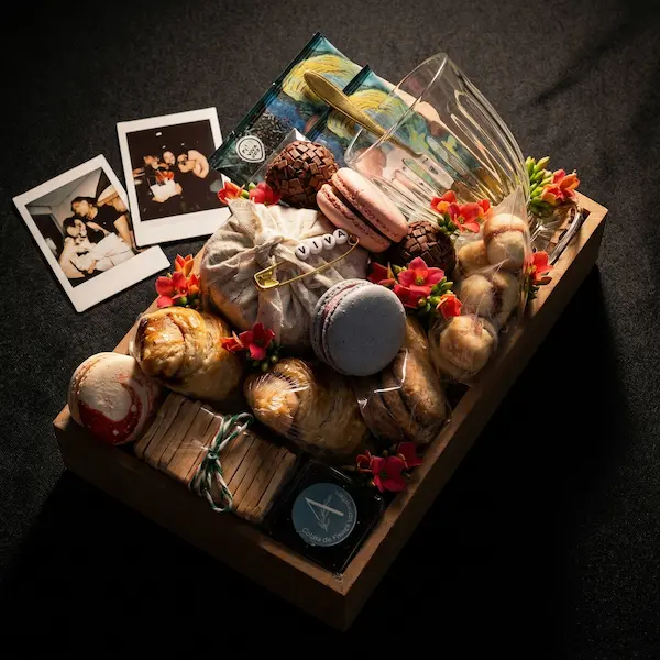 bandeja de chá da tarde com croissants, macarons, broa, torradas, cha, café, xícara de vidro