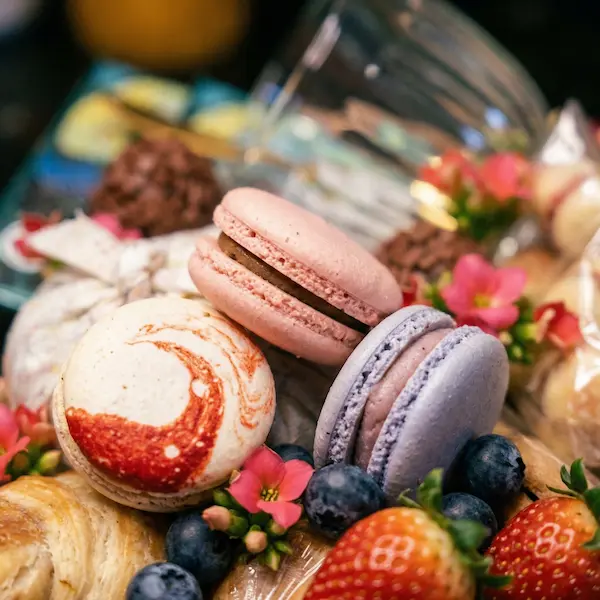 bandeja de chá da tarde com croissants, macarons, broa, torradas, cha, café, xícara de vidro