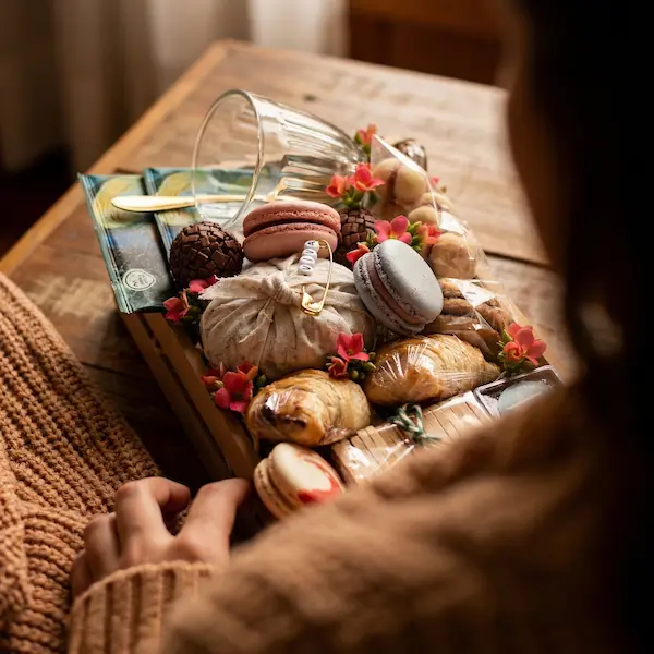 bandeja de chá da tarde com croissants, macarons, broa, torradas, cha, café, xícara de vidro