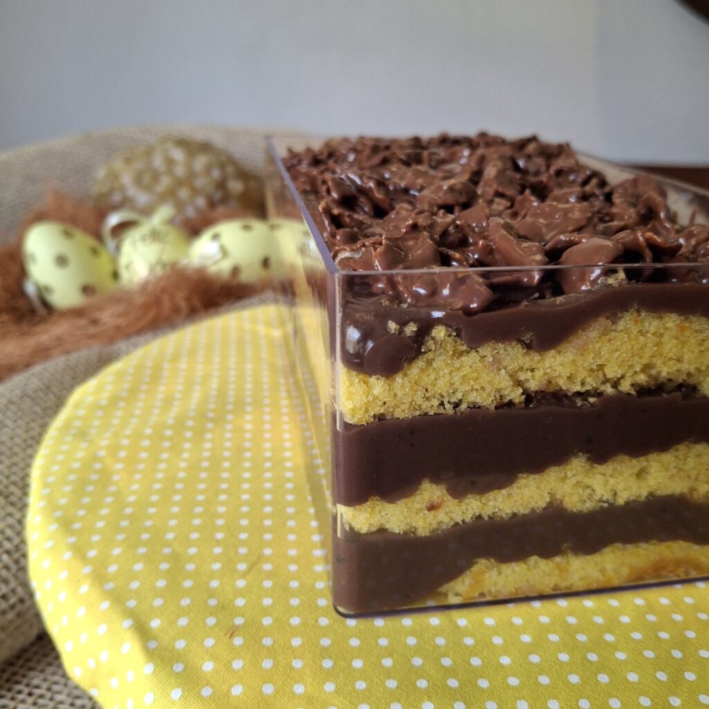 bolo de cenoura com brigadeiro de chocolate embalado em caixa acrílica, ideal para presente de páscoa. 