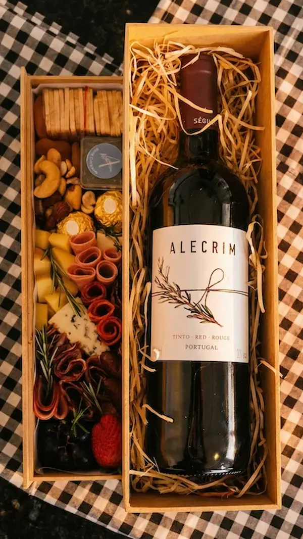 Caixa presenteável com vinho e degustação para 2 pessoas da Alecrim com queijos, charcutaria, frutas e doces