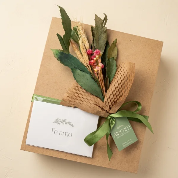 Cesta de café da manhã em BH apresentada em uma sofisticada caixa de madeira MDF personalizada pela Alecrim Gastronomia Criativa. O presente inclui itens artesanais como pães, frutas frescas e doces finos, além de fotos polaroid que tornam a experiência única. Esta evolução da cesta de café da manhã tradicional foca no luxo e no afeto, sendo a escolha ideal para presentes corporativos e datas especiais em Belo Horizonte