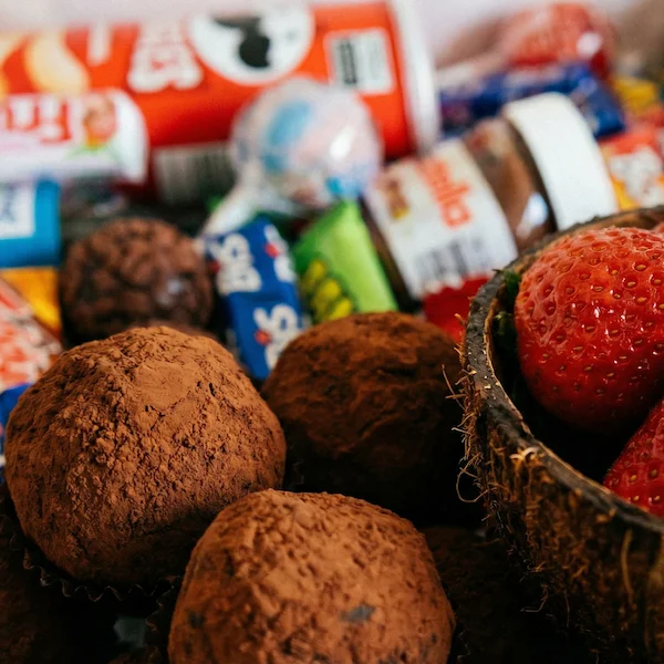 Cesta teen personalizada com chocolates, doces, snacks e fotos em caixa presenteável Alecrim