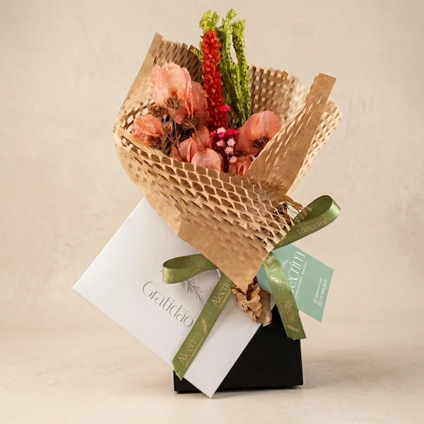 Caixa presenteável com vinho e degustação para 2 pessoas da Alecrim com queijos, charcutaria, frutas e doces