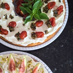 Guirlanda caprese salgada com cream cheese, tomates confitados e pesto de manjericão, criação artesanal da Alecrim