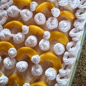 Pavê de pêssego com creme de confeiteiro e biscoito champagne, sobremesa artesanal estilo caseiro - Portfólio Alecrim Gastronomia