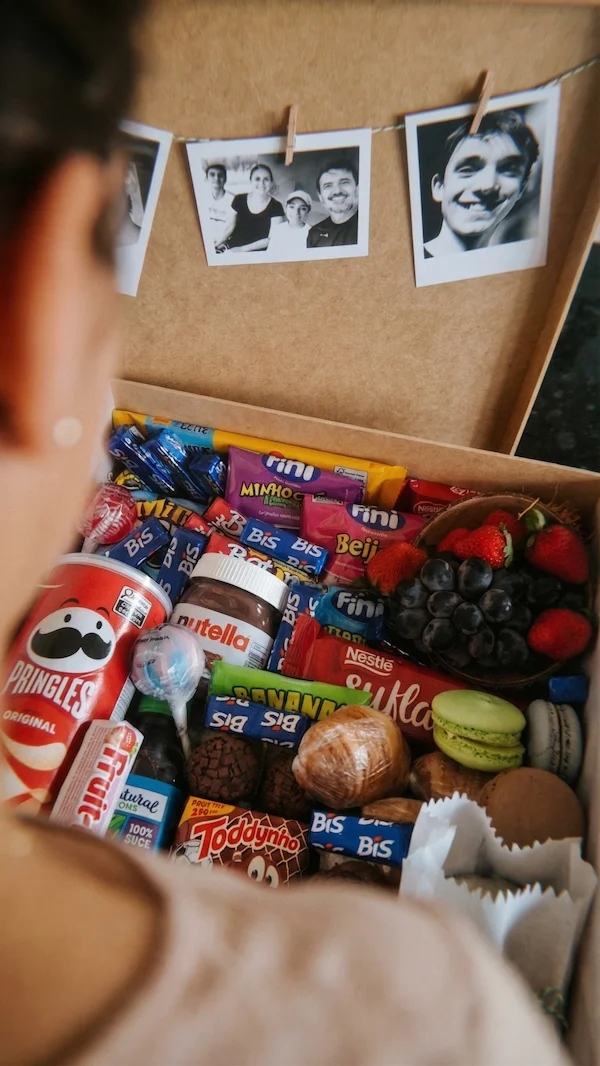 Cesta teen personalizada com chocolates, doces, snacks e fotos em caixa presenteável Alecrim
