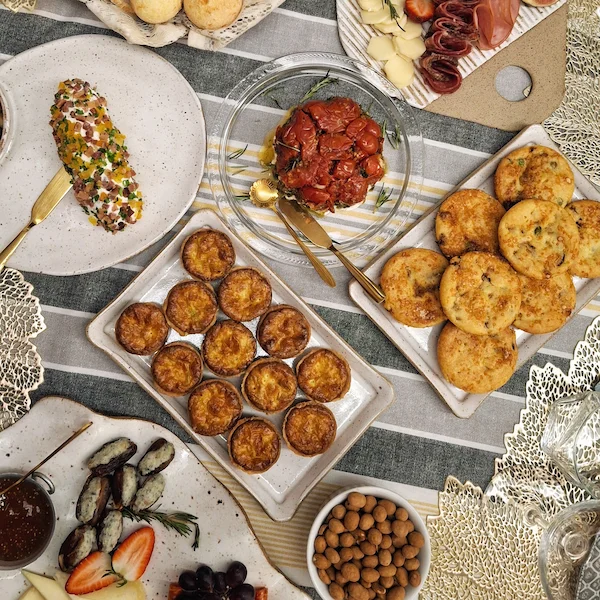 Variedade de antepastos artesanais, quiches e finger foods gourmet Alecrim para eventos, recepções e catering em BH.
