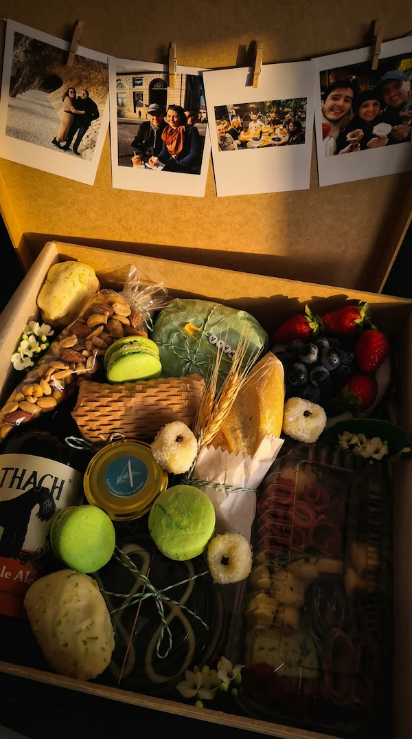 Cesta de presente para happy hour em BH com bebida à escolha, queijos, frios, pães e acompanhamentos, apresentada em caixa de MDF