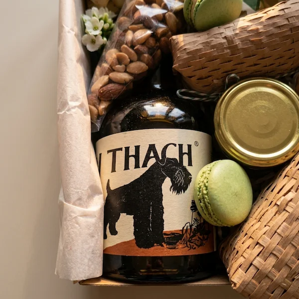 Cesta de presente para happy hour em BH com bebida à escolha, queijos, frios, pães e acompanhamentos, apresentada em caixa de MDF