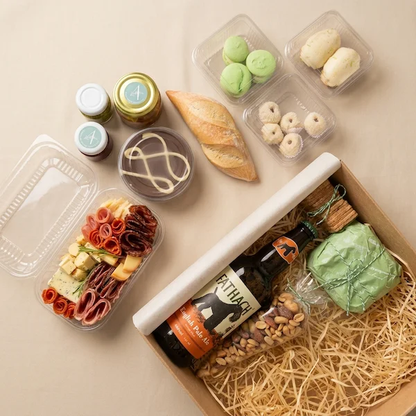 Cesta de presente para happy hour em BH com bebida à escolha, queijos, frios, pães e acompanhamentos, apresentada em caixa de MDF