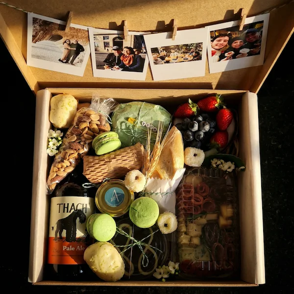 Cesta de presente para happy hour em BH com bebida à escolha, queijos, frios, pães e acompanhamentos, apresentada em caixa de MDF