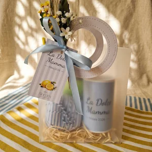 Cesta de café da manhã para mães em Belo Horizonte com itens personalizados e flores.
