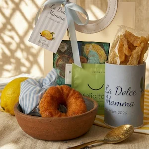 Cesta de café da manhã para mães em Belo Horizonte com itens personalizados e flores.