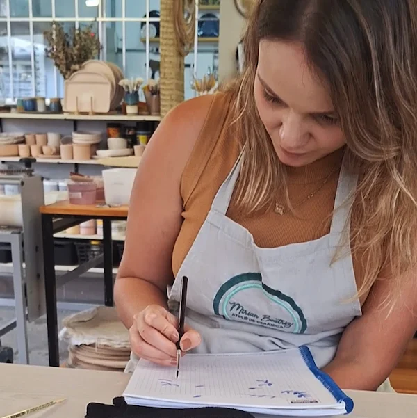Aluna da Alecrim Gastronomia Criativa em Belo Horizonte participando de experiências gastronômicas personalizadas de gastronomia e cerâmica.