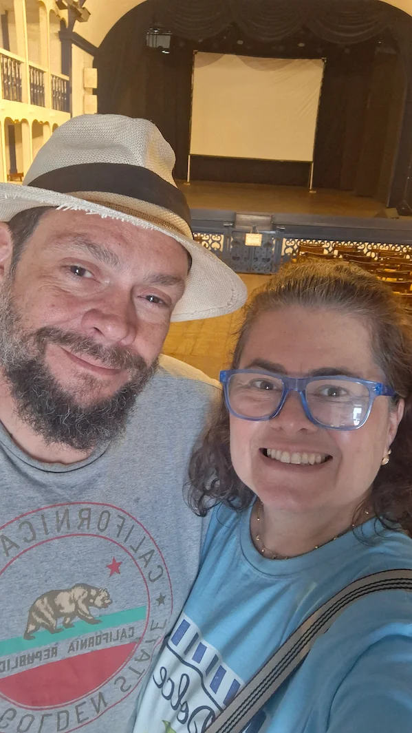 Ju Assis e Fred Calijorne o casal por trás da Alecrim Gastronomia, em momento de cumplicidade no teatrinho histórico de Sabará, MG. Cenário histórico com arquitetura barroca preservada e luz natural suave.