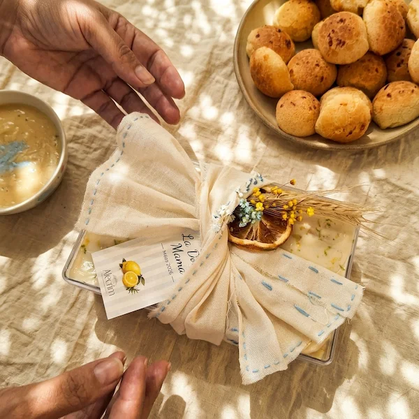 bolo de limao com camadas de creme e morango presente dia das maes bh