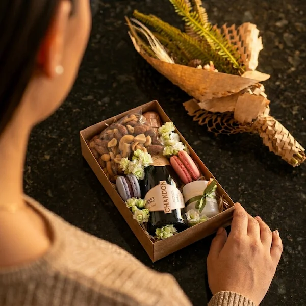 Embalagem artesanal Alecrim Gastronomia Criativa com ramos de alecrim fresco e trigo, ideal para mimos individuais ou lembranças corporativas em BH.