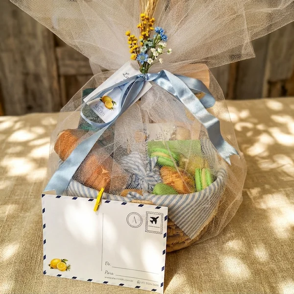 Cesta de café da manhã para mães em Belo Horizonte com itens personalizados e flores.