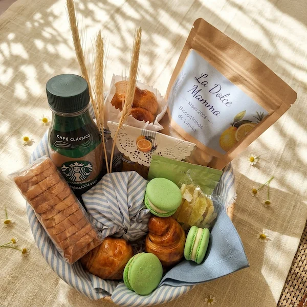 Cesta de café da manhã para mães em Belo Horizonte com itens personalizados e flores.