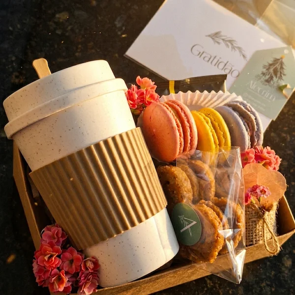 Presente com café especial, copo reutilizável, macarons, palmier e vela artesanal em caixa kraft decorada pela Alecrim.