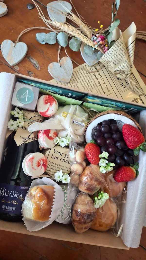 Cesta de café da manhã de Dia dos Namorados para casal com croissants, morangos, macarons, suco de uva Aliança e decoração romântica da Alecrim em Belo Horizonte.