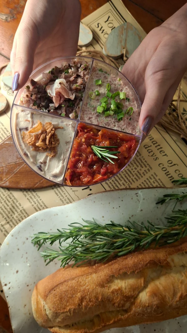 Petisqueira com quatro variedades de antepastos e patês artesanais acompanhada de baguete rústica, kit especial de Dia dos Namorados Alecrim Gastronomia.