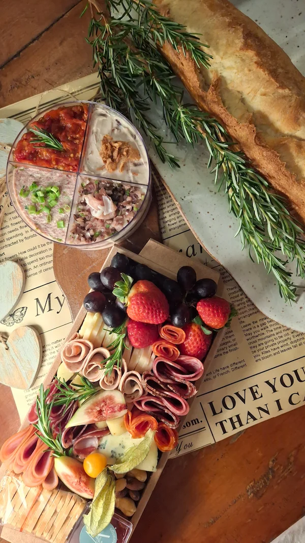 Kit de frios e antepastos artesanais para o Dia dos Namorados com baguete, geleia e frutas, uma opção de presente gourmet da Alecrim Gastronomia Criativa em Belo Horizonte.