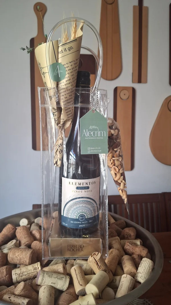 Bolsa transparente Wine Bag para presente de Dia dos Namorados com garrafa de vinho importando, bombons Ferrero Rocher e mix de castanhas da Alecrim BH.
