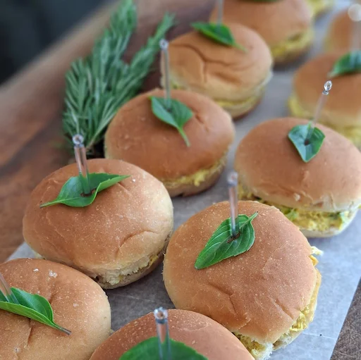 mini sanduíche de pão de cebola com pasta cremosa de frango ao curry e passas