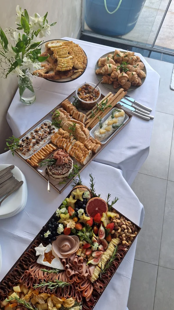 O que servir em um happy hour: Mesa de frios decorada com queijos, frutas e antepastos para receber bem em eventos e casamentos em BH.