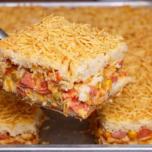 Tortinha artesanal de hot dog da Alecrim, feita com massa leve de liquidificador e recheio de salsicha, milho, ervilhas, tomate e temperos caseiros.