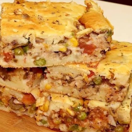 Tortinha de sardinha artesanal da Alecrim, assada em massa leve de liquidificador, com recheio de sardinha, tomate, milho, ervilhas e azeitonas.