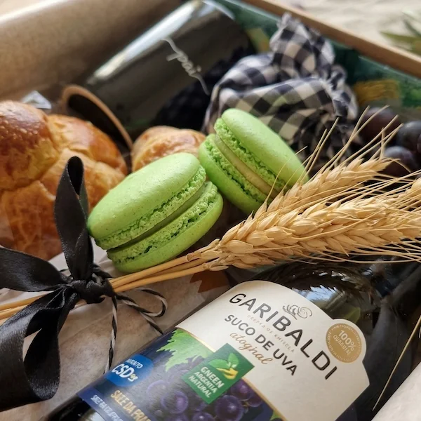 Kit presente de Dia dos Pais para duas pessoas em Belo Horizonte: cesta gourmet Alecrim com suco de uva integral, bolo caseiro, macarons artesanais, pães e caneca personalizada 'Pai' decorada com laço e trigo.