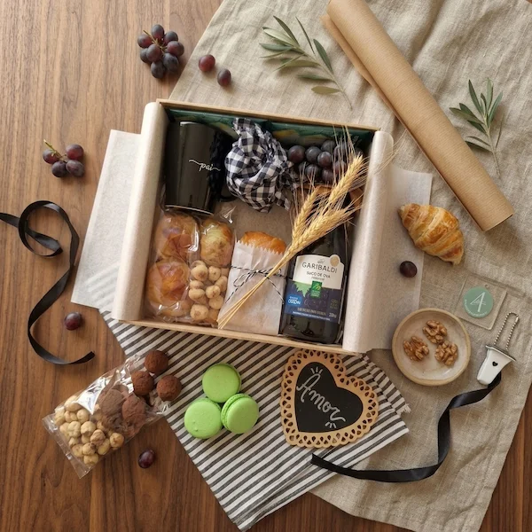 Kit presente de Dia dos Pais para duas pessoas em Belo Horizonte: cesta gourmet Alecrim com suco de uva integral, bolo caseiro, macarons artesanais, pães e caneca personalizada 'Pai' decorada com laço e trigo.