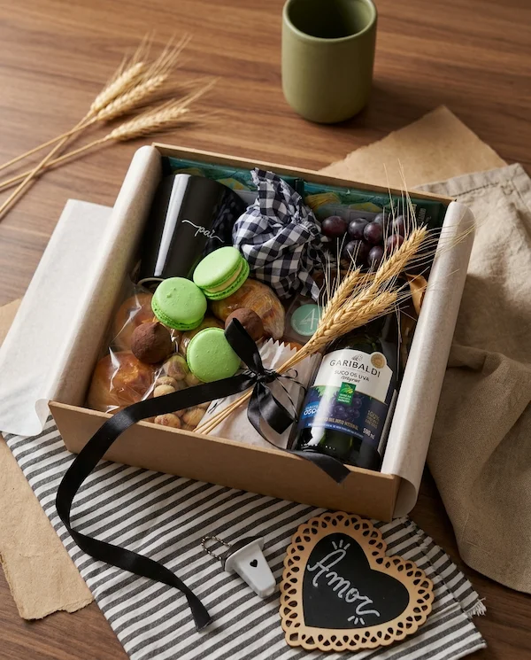 Kit presente de Dia dos Pais para duas pessoas em Belo Horizonte: cesta gourmet Alecrim com suco de uva integral, bolo caseiro, macarons artesanais, pães e caneca personalizada 'Pai' decorada com laço e trigo.